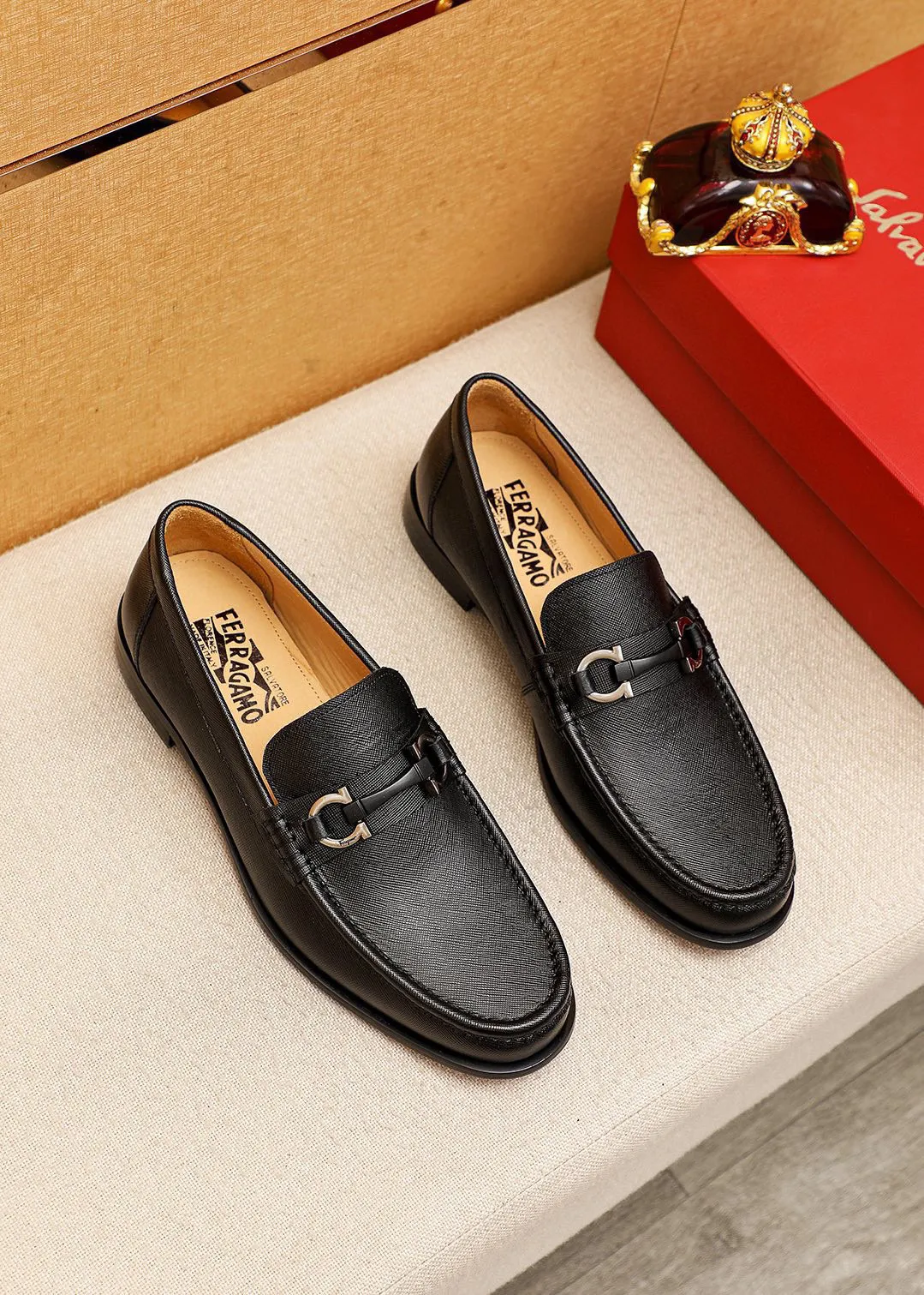 Men's shoes 💰442 💐 Product trademark: Ferragamo "Ferragamo" casual leather shoes Regular size: 38-44 (45.46🉑️customized) Product materials: Selected imported first-layer cross-grain cowhide upper + original hardware buckle, imported water-dyed cow leather lining. Strong three-dimensional visual effect, combined outsole Color: 1⃣️color optional